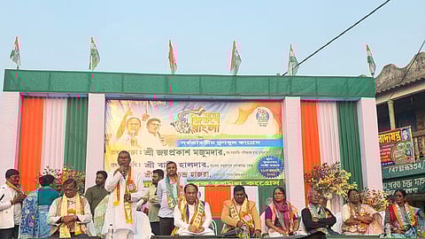 मंत्री बंकिम चंद्र हाजरा वक्तव्य रखते हुए, साथ में है बापी हालदार