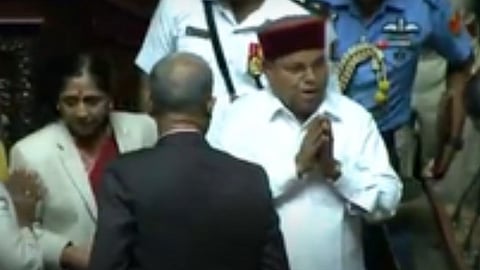 कर्नाटक विधानसभा में राज्यपाल ने हिंदी में दो लाइनें बोलीं और चल दिये बाहर