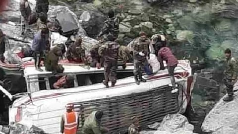 सेना का वाहन खाई में गिरा, 10 जवानों की मौत