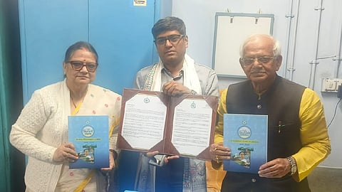 सांसद डॉ. काकोली घोष दस्तीदार और मंत्री शोभनदेव चट्टोपाध्याय ने एसएसकेएम अस्पताल के एक प्रतिष्ठित चिकित्सक डॉ. सुजॉय घोष को उन्नयनेर पंचाली का प्रतीक सौंपा