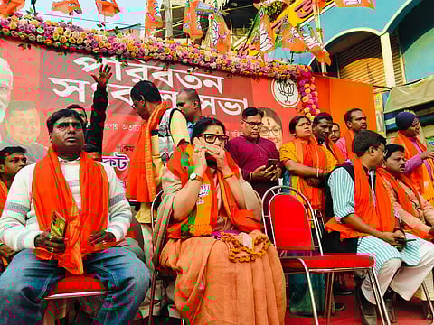 भाजपा की पूर्व सांसद लॉकेट चटर्जी मथुरापुर में आयोजित परिवर्तन संकल्प सभा के दौरान मौजूद, साथ में है भाजपा नेता अशोक पुरकाइत