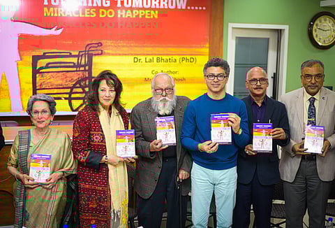 टचिंग टुमारो, मिरेकल्स डू हैपन पुस्तक के विमोचन के अवसर पर उपस्थित डॉ. सुपर्ण गांगुली, मुनमुन सेन, जैन मिश्रीलाल, बाची कारकरिया, एम. के. सिंह, मेजर जनरल प्रो. अनुपम चट्टोपाध्याय (डीजीए) 