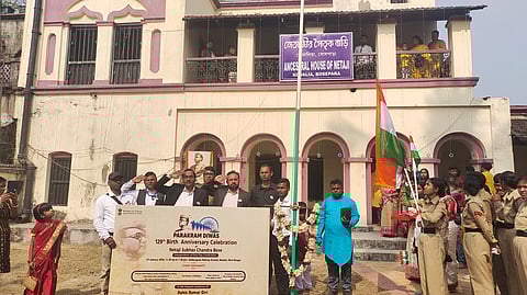 डॉ. आशीष गिरी  नेताजी सुभाष चंद्र बोस के पैतृक आवास पर पहुंच कर सलामी दी