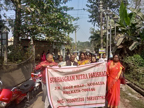 सुभाषग्राम मित्र परिषद की ओर से पदयात्रा निकालने के दौरान ली गई तस्वीर