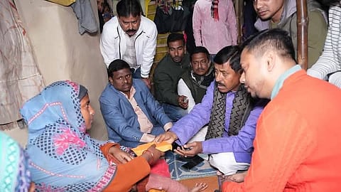 सांसद बापी हालदार और पूर्व मंत्री गियासुद्दीन मोल्ला मृतक के परिवार को आर्थिक मदद देते हुए