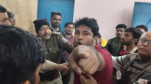 एसआईआर सुनवाई केंद्र में अराजकता का आरोप 