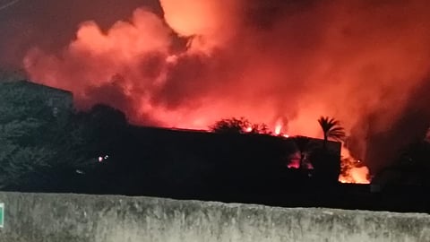 नरेंद्रपुर के गोदाम में भीषण आग, 3 लोगों की मौत, कई अब भी लापता