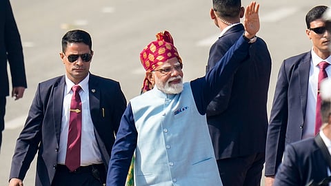 पीएम मोदी के गहरे मरून रंग के साफे ने किया आकर्षित