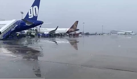 बर्फबारी के कारण श्रीनगर एयरपोर्ट से 16 उड़ानें रद्द