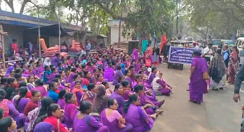 आशा कर्मियों ने धरना देकर रखी अपनी मांग