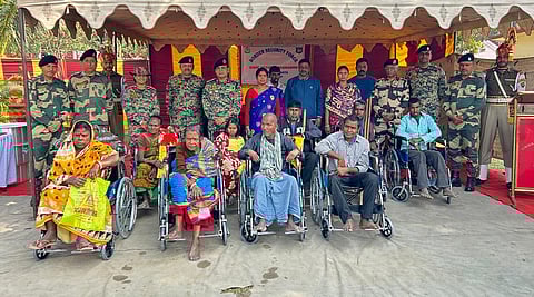 कार्यक्रम में उपस्थित बीएसएफ जवान व व्हीलचेयर में दिव्यांग

