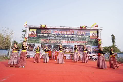 उत्सव में नृत्य पेश करती बालिकाएं