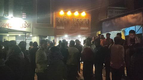 जानिए कहां हुई बमबाजी कर सोने की दुकान में   लूट