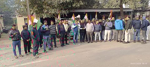 इंटक ने विभिन्न मांगों को लेकर टाउन कार्यालय के सामने किया प्रदर्शन