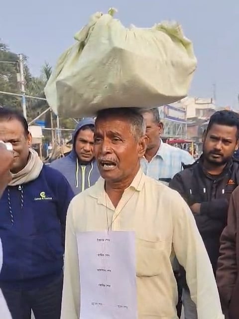 सिर पर कब्र की मिट्टी और पिता के दस्तावेजों के साथ बुजुर्ग पहुंचे सुनवाई में