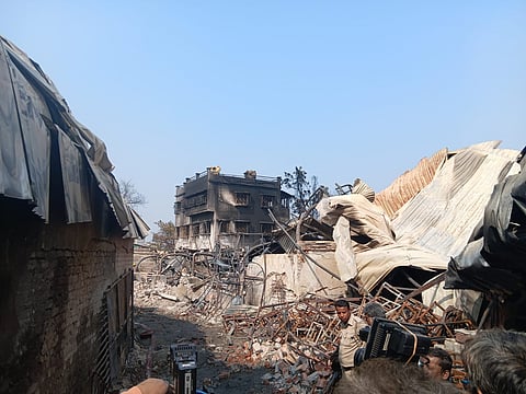 डेकोरेटर के गोदाम  में  आग लगी के बाद की भयावह तस्वीर