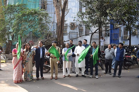 डीएम अरविंद कुमार मीणा हरी झंडी दिखा कर बांग्लार बाड़ी टैब्लो को रवाना   करते हुए, साथ में है कई अधिकारी