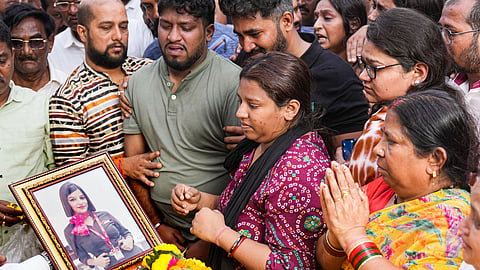 आंसुओं की बीच अजित पवार के विमान की परिचारिका पिंकी माली का अंतिम संस्कार