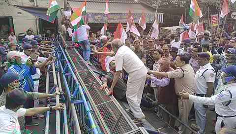 हावड़ा में बस्ती विकास समिति का जिलाधिकारी कार्यालय घेराव