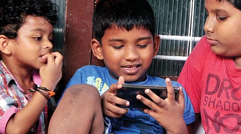 सोशल मीडिया का बच्चों और किशोरों के मानसिक स्वास्थ्य पर असर