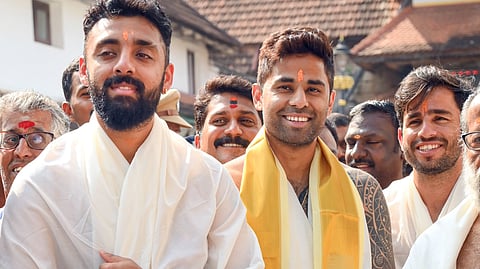 फाइनल मैच से पहले सूर्यकुमार यादव साथियों संग पहुंचे प्रसिद्ध मंदिर