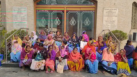 सफाई कर्मचारियों ने काम बंद कर नगर निगम के सामने किया प्रदर्शन