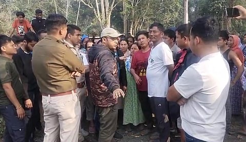 गुस्साई भीड़ व वन विभागीय के कर्मी

