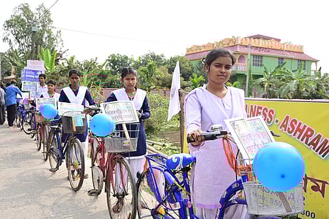 बांग्लार बाड़ी योजना के प्रति जागरूकता के लिए छात्राएं साइकिल रैली निकाली 