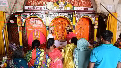 कपिल मुनि मंदिर में पूजा अर्चना करते श्रद्धालु