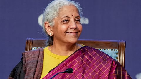 बिना कविता-शायरी के 85 मिनट का भाषण पढ़  गईं निर्मला सीतारमण 