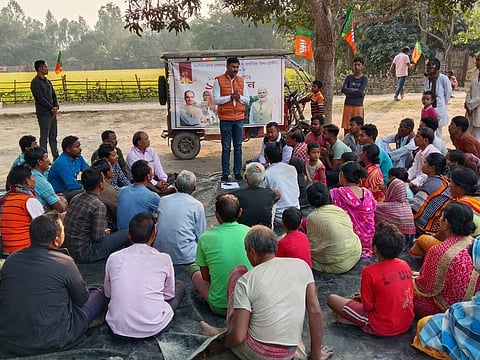 ग्रामीणों को जानकारी देते सांसद कार्तिक चंद्र पाल