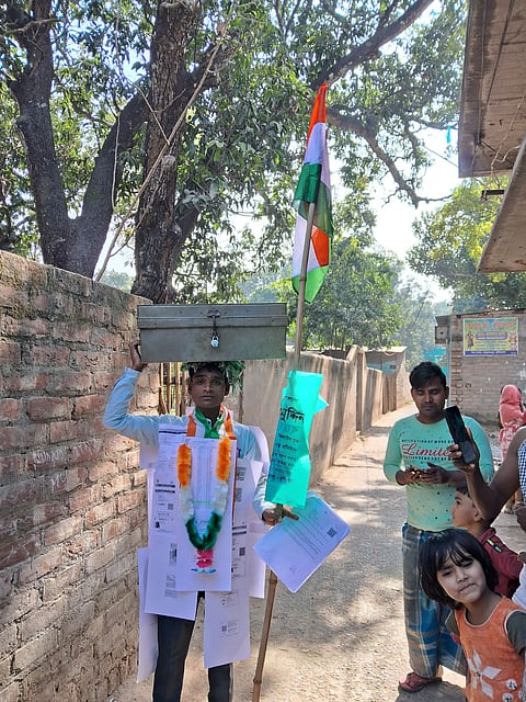 एसआईआर की सुनवाई में पहुंचा युवक