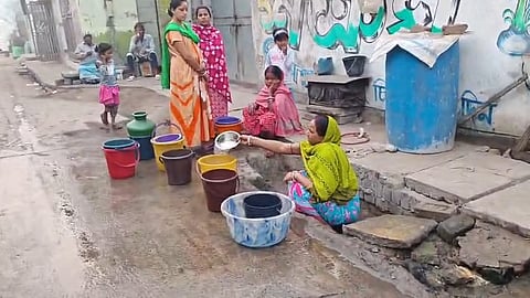 लीकेज पाइप के पानी से प्यास बुझाने को मजबूर हैं ग्रामीण