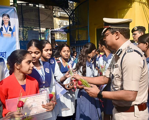 नर्वस लेकिन आत्मविश्वास से भरे छात्र, माध्यमिक परीक्षा हुई शुरू