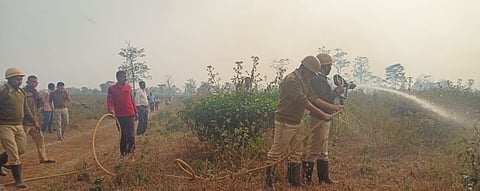 आग बुझाते दमकल कर्मी