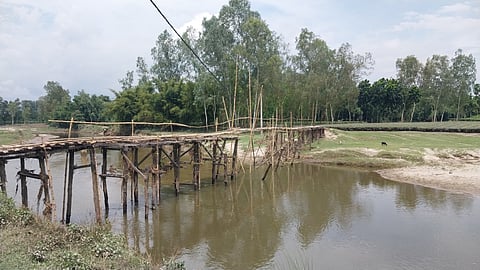 टूटा-फूटा लकड़ी का पुल

