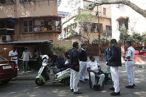 सोमवार को गोलपार्क इलाके में तैनात पुलिस कर्मी