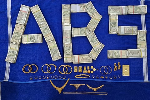 अभियुक्त के पास से बरामद गहने और रुपयेे