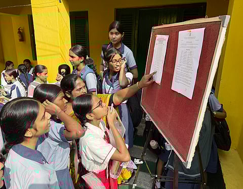 माध्यमिक परीक्षा का पहला दिन, नर्वस लेकिन उम्मीद से भरे दिखे छात्र