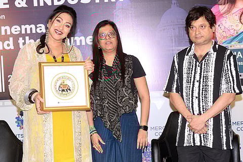  सिनेमा में महिलाएं : ऑनस्क्रीन और कैमरे के पीछे विषय पर एमसीसीआई के विशेष सत्र में एमसीसीआई की अध्यक्ष प्रीति ए. सुरेका, अभिनेत्री और फिल्म निर्माता रितुपर्णा सेनगुप्ता को स्मृति चिन्ह भेंट करती हुईं।