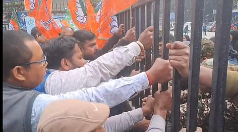 प्रदर्शन में शामिल भाजपा समर्थक
