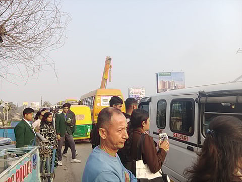 ट्रैफिक जाम से गुजरता स्कूल बस

