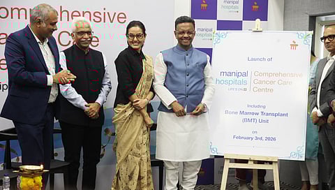 मणिपाल कॉम्प्रिहेंसिव कैंसर केयर सेंटर के उद्घाटन समारोह में उपस्थित मेयर फिरहाद हकीम, पार्षद अनन्या बनर्जी, हरिनारायरण शर्मा, डॉ. सौरव दत्ता एवं अन्य 