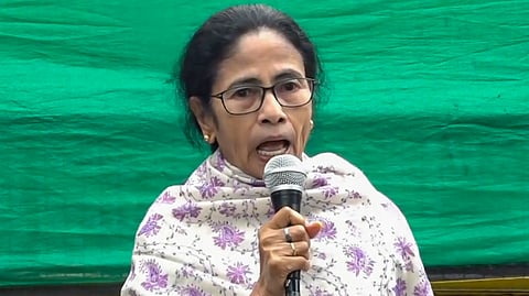 ममता ने कविताओं के माध्यम से किया SIR का विरोध