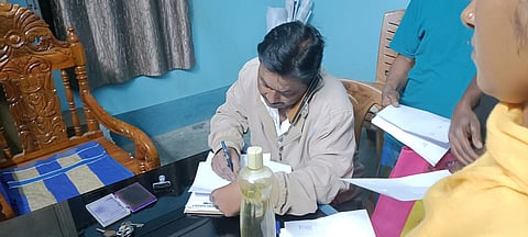 प्रधान हसीना बीबी का कार्य करते उनके पति