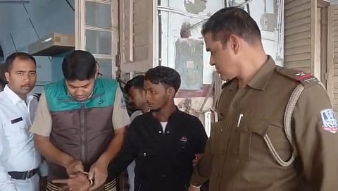 पुलिस अभियुक्त को ले जाती हुई 