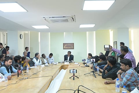 चिंगड़ीघाटा क्रॉसिंग पर ट्रैफिक ब्लॉक न मिलने से ऑरेंज लाइन में देरी