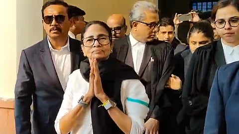 SIR संबंधी याचिकाओं पर सुनवाई से पहले सुप्रीम कोर्ट पहुंचीं ममता बनर्जी