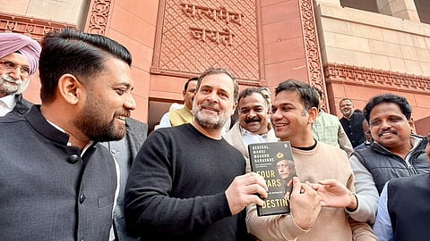 नरवणे के संस्मरण की प्रति लेकर संसद पहुंचे राहुल, प्रधानमंत्री पर साधा निशाना

