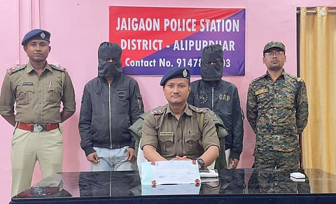 पुलिस के साथ गिरफ्तार आरोपी
